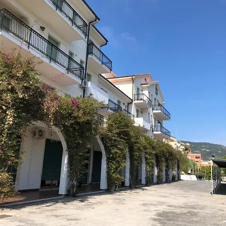 In Riviera דירה